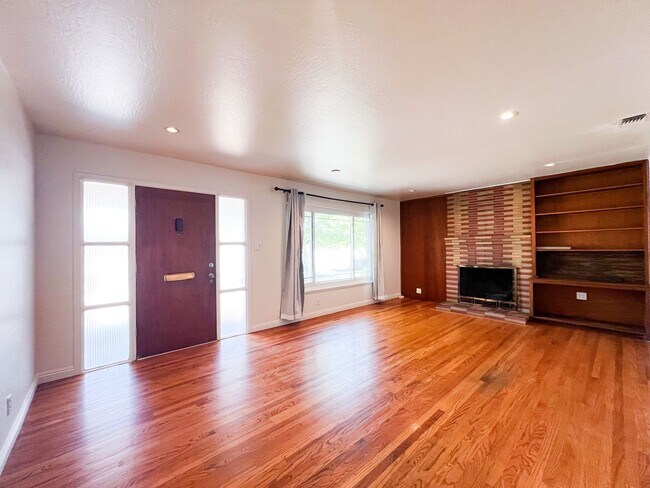 Building Photo - Tahoe Park Gem in Great Location!