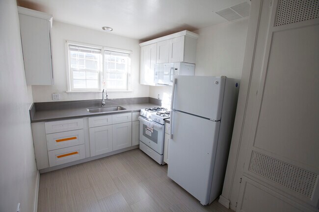 Kitchen in 3538 1/2 unit - 3536 W Adams Blvd