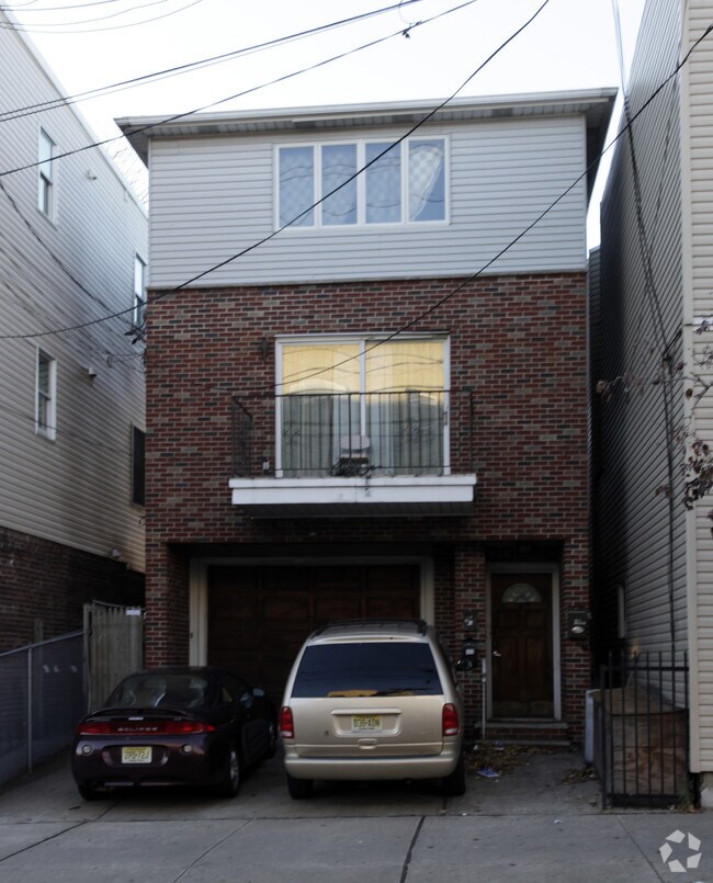 Building Photo - 1101 Summit Ave