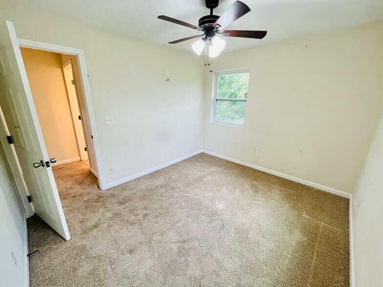 Building Photo - 2270 Miriam Ln