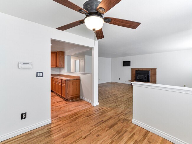 Building Photo - Renton House - 3 Bed/1.5 Bath - Close to Boeing and Renton Landing - Includes Landscaping