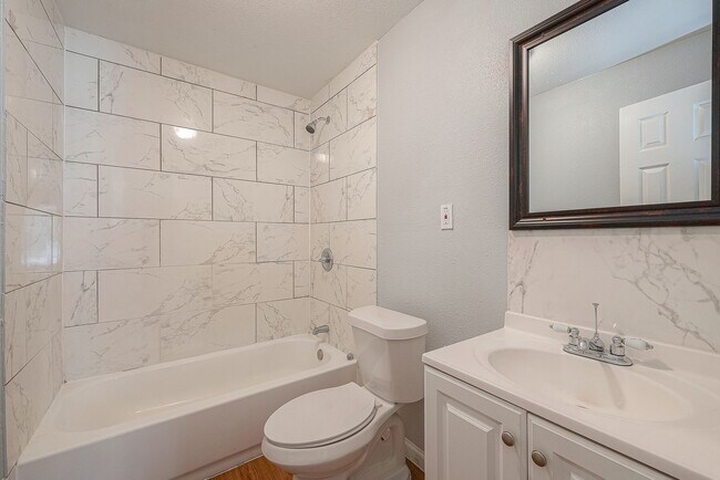 Building Photo - Affordable and Spacious 4-Bedroom, 2-Bath Convenient South Houston Home Near Medical Center & Cit...