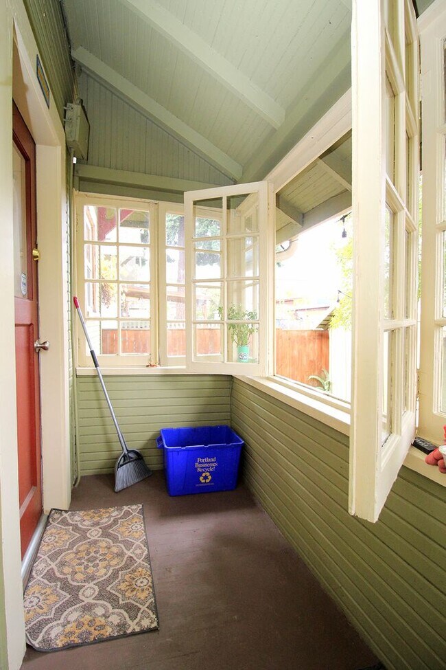 Building Photo - Delightful Remodeled Alberta Arts 3 Bed/2 ...