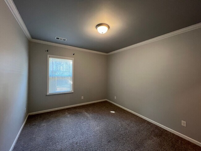 Building Photo - 4 Bedroom 3 Bath - Gorgeous Backyard in Le...