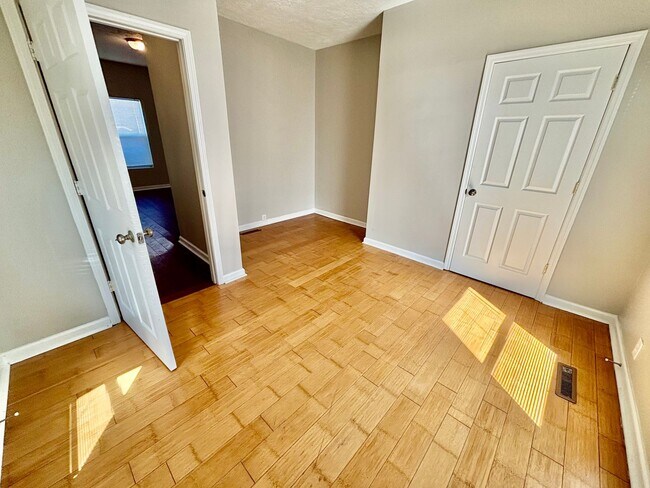 Building Photo - Beautiful Home In Kenwick with Potential 4...