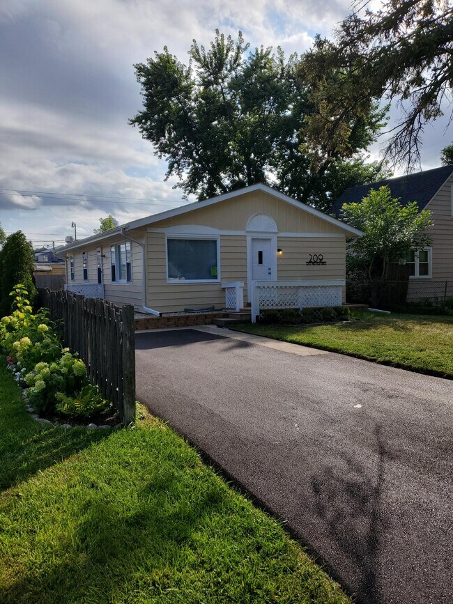 Building Photo - 209 E Pineview Dr
