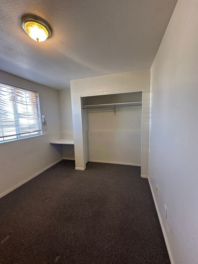 Building Photo - 4-bedroom, 2-bath apartment in Cedar City fourplex