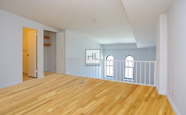 Building Photo - Greenwich Street