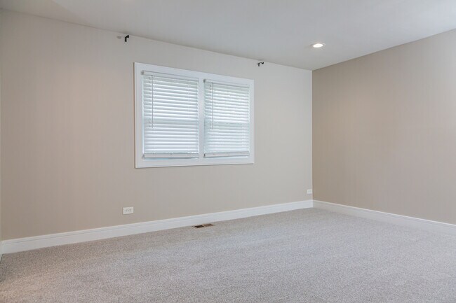 Building Photo - 825 Pheasant Walk Dr