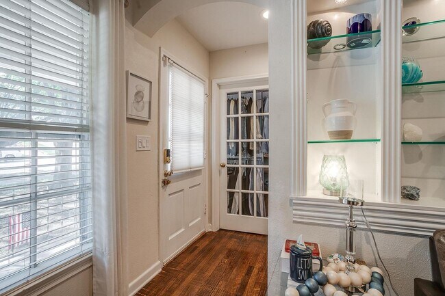 Building Photo - Classic 4 Bed, 2 Bath Home in the Heart of...