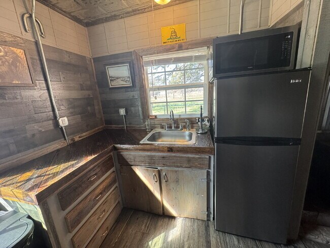 Building Photo - Unique country living in fully furnished cabin! Easy drive to Stephenville.