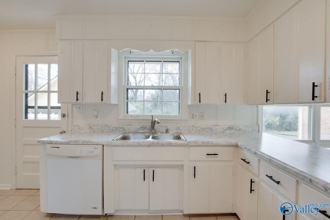 Building Photo - 814 Cleermont Dr SE