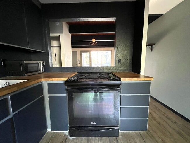 Building Photo - Cozy Portland Home with Spacious Living Room & Fenced Backyard