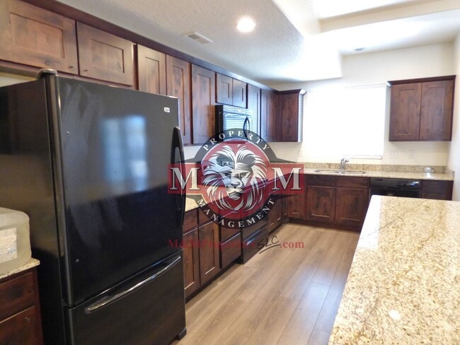 Building Photo - 3 Bd 3.5 Bath 2 Car Garage Townhome in Sandy