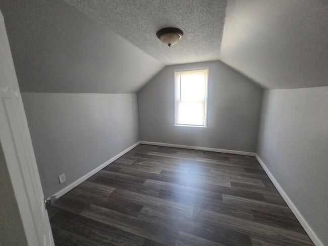 Building Photo - 4 Bed 1 Bath - NEW TO MARKET