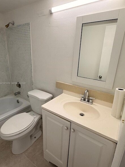 Building Photo - 210 Canterbury J