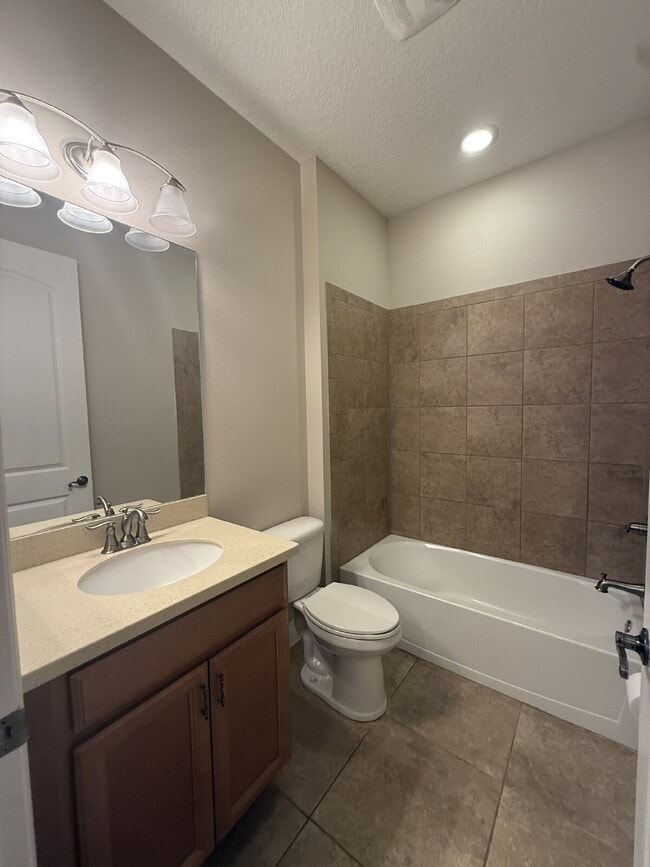 Building Photo - 3/2 townhome in desirable Loren Cove!