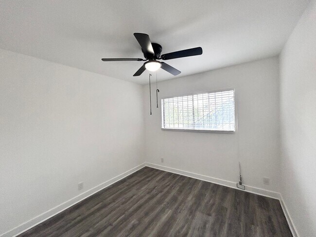 Building Photo - 1220 S Manhattan Pl