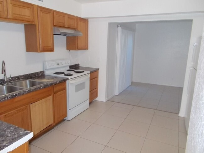 Building Photo - Charming 2-Story 3 Bedroom Townhome