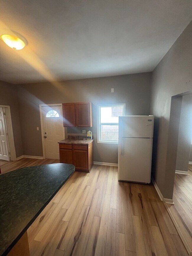 Building Photo - Single Family home with large yard