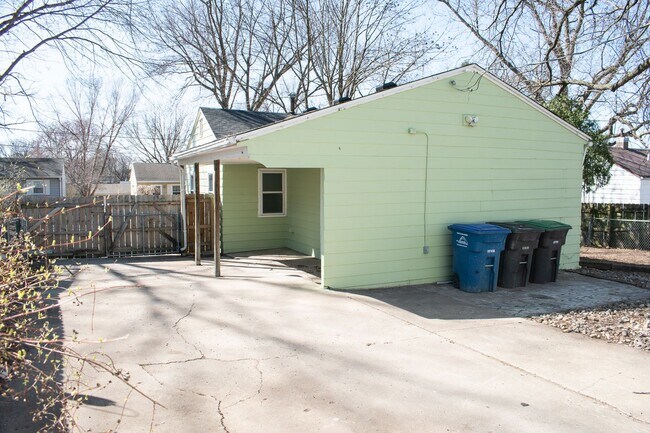 Building Photo - Cozy 1 Bedroom with 2 stall garage
