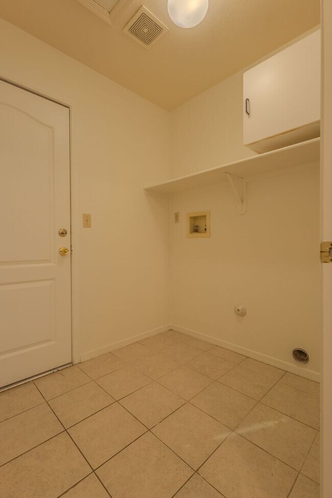 Building Photo - 3 Bedroom, 2 Bath