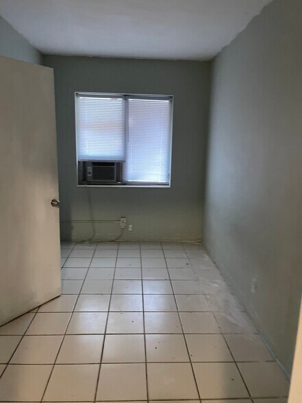 Building Photo - 323 S 21st Ave