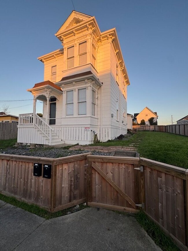 Building Photo - 1627 Pine St