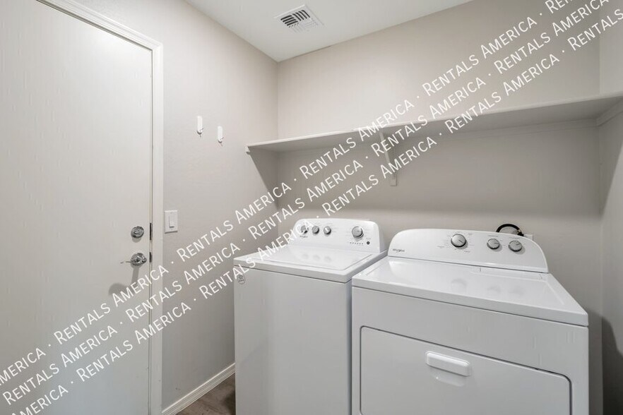 Building Photo - 495 W Geib Ave