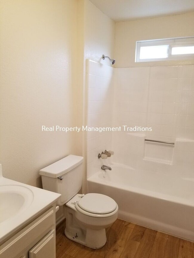 Building Photo - Upgraded 3 + 1 Apartment in Rosamond