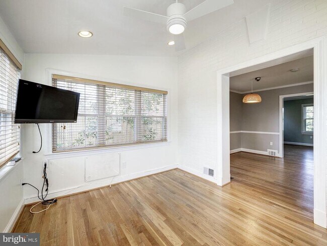 Building Photo - 5208 Glenwood Rd