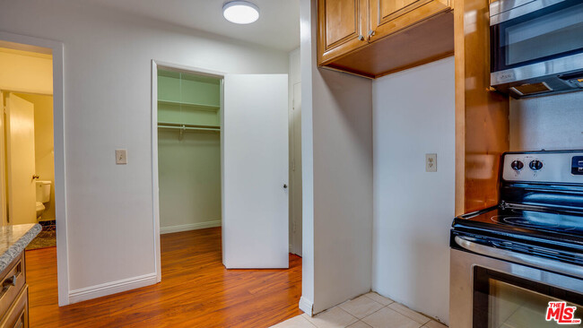 Building Photo - 425 S Kenmore Ave