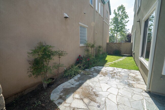 Building Photo - 27663 Sunny Creek Dr