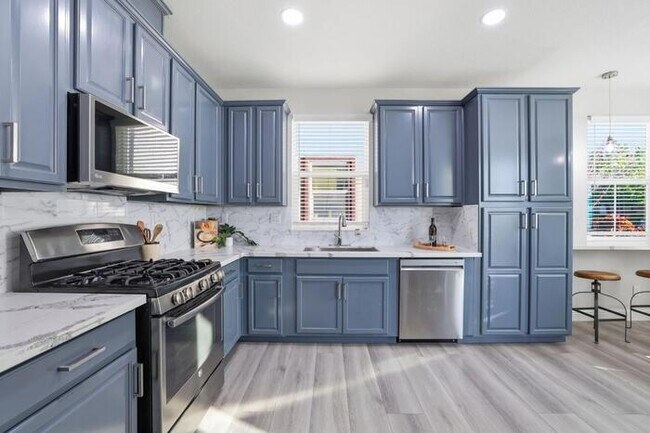 Building Photo - 3017 Village Park Dr