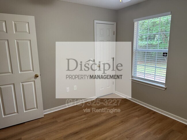 Building Photo - 355 Shady Oak Cir