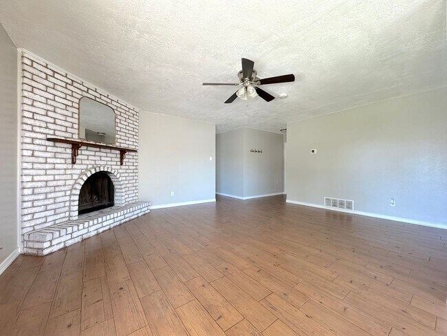 Building Photo - West El Paso 3 bed refrig A/C Home