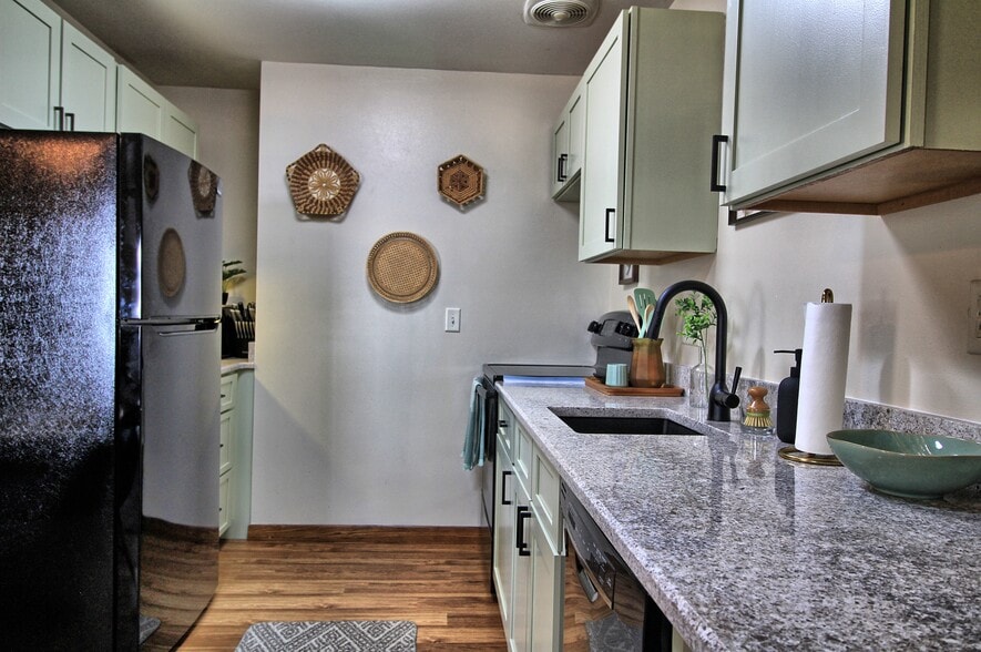 Building Photo - 12049 W Grange Ave