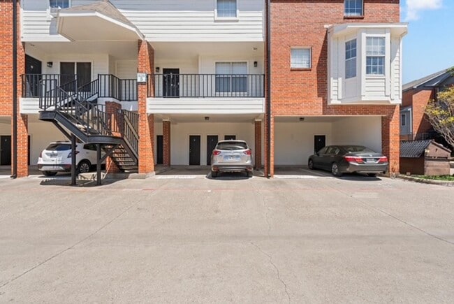 Building Photo - Tastefully Renovated 3/2.5 Condo Steps fro...
