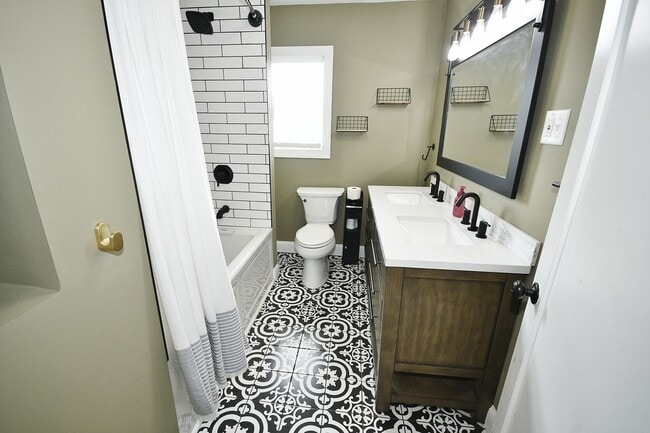 Building Photo - Beautiful 3 Bedrooms, 1 bathroom House Available Now!