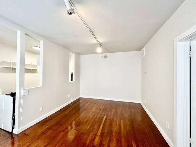 Building Photo - 4021 Mandell St