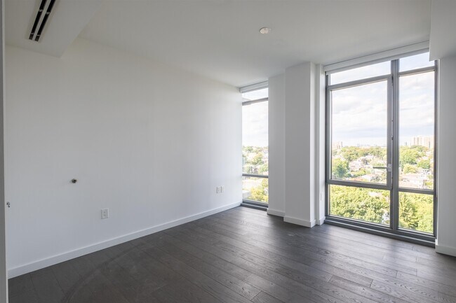 Building Photo - 320 Adolphus Ave