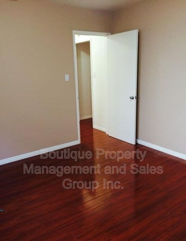 Building Photo - 930 E 1st St