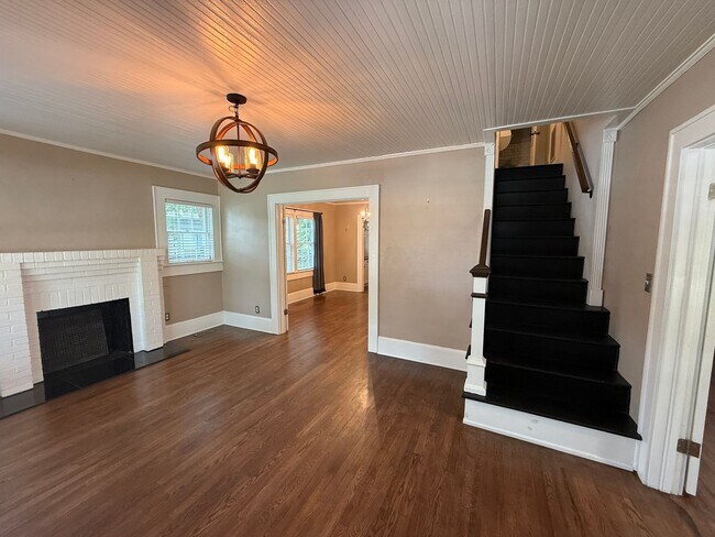 Building Photo - Gorgeous 4 Bed, 3 Bath Haymount Home