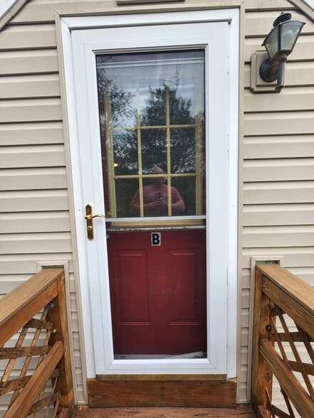 Apt.B - 1918 Rosemore Ave