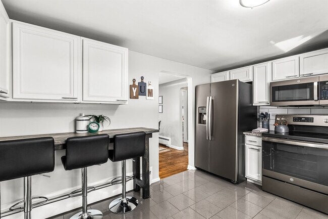 Building Photo - 8254 Mary Ann Ave