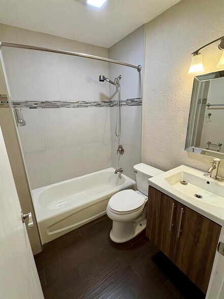 Building Photo - 4901 Palm Garden Ln