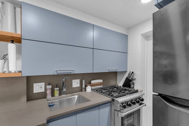 Building Photo - Charming and light-filled garden condo in ...