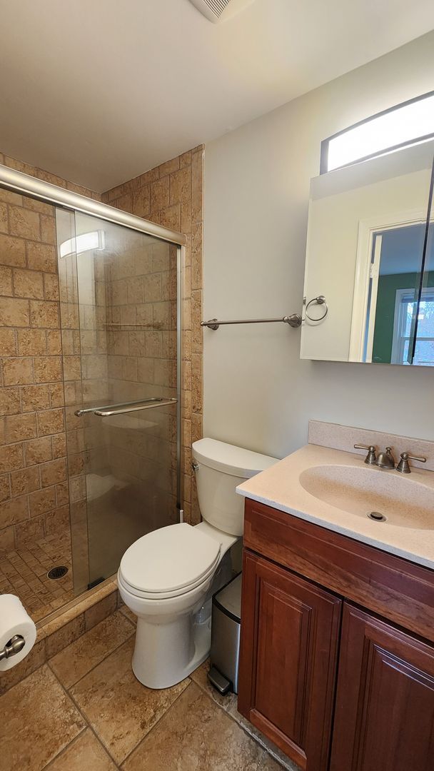 Building Photo - Beautifully Remodeled  End-Unit Townhome