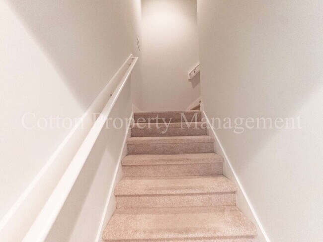 Building Photo - 633 Jenoa Dr