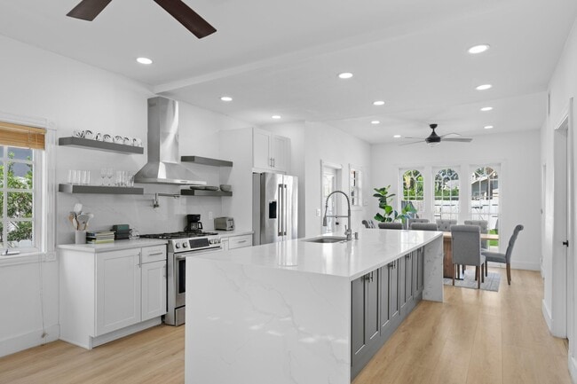 Building Photo - 419 30th St